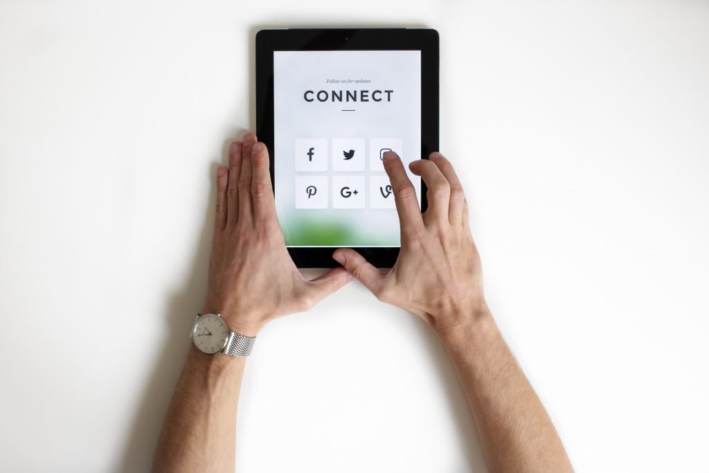 Social-Media-Kanäle auf einem Tablet: Facebook, Twitter, Instagram, Pinterest, Google+, vimeo