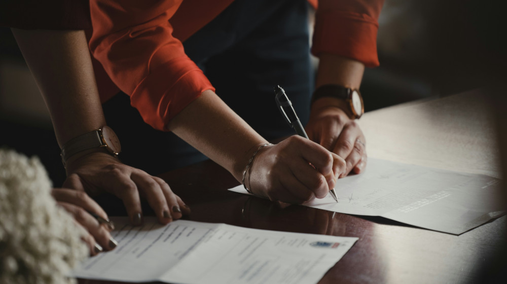 Titelmotiv des Blogartikels zum Thema: Digitale Unterschrift erstellen: So signieren Sie Dokumente sicher und schnell