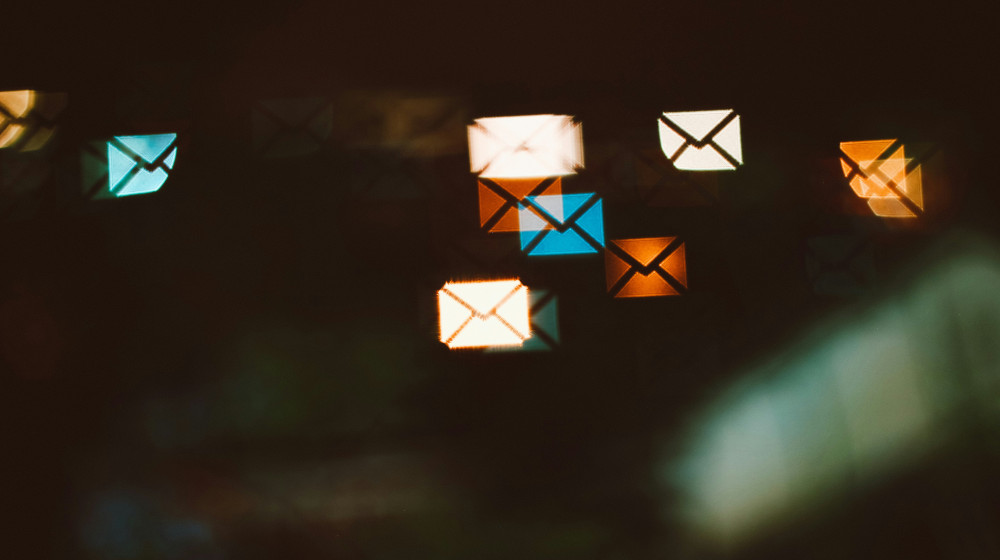 Titelmotiv des Blogartikels zum Thema: Wie KI-gestützte E-Mail-Tools Workflows beschleunigen und die Kommunikationsqualität erhöhen