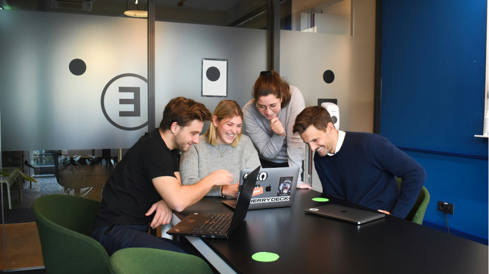 Titelmotiv des Blogartikels zum Thema: Digitale Zusammenarbeit in Unternehmen – wie KMU mit Microsoft 365 und stabilem Hosting skalieren