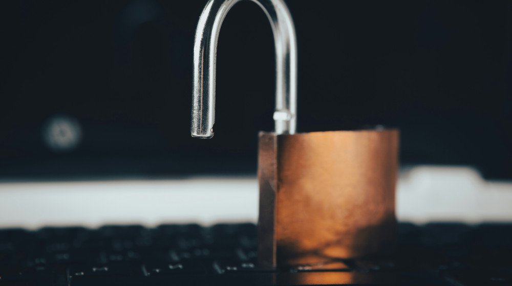 Titelmotiv des Blogartikels zum Thema: Website „Nicht sicher": Ursachen verstehen und die Warnung schnell beheben Eine rote Warnung im Browser, verunsicherte Besucherinnen und Besucher – und im schlimmsten Fall ein massiver Einbruch beim Website-Traffic. Die „Nicht sicher"-Warnung ist eines der kritischsten Probleme, die einer Website passieren können. In diesem Artikel erklären wir Ihnen, was hinter dieser Warnung steckt, welche Ursachen sie hat und wie Sie das Problem Schritt für Schritt beheben können. Jede Website, die nicht durch ein gültiges SSL-Zertifikat geschützt ist, zeigt in modernen Browsern wie Google Chrome, Firefox oder Safari eine „Nicht sicher"-Warnung an. Das bedeutet: Die Verbindung zwischen dem Browser Ihrer Besucherinnen und Besucher und Ihrem Webserver ist nicht verschlüsselt. Passwörter, Kreditkartendaten oder persönliche Informationen könnten theoretisch von Dritten abgefangen werden. Für Websitebetreiberinnen und -betreiber in Deutschland kommt hinzu: Spätestens seit der Datenschutz-Grundverordnung (DSGVO) sind Sie rechtlich verpflichtet, eine sichere Website zu betreiben. Eine unverschlüsselte Verbindung ist dabei keine Grauzone – sie ist ein konkretes Compliance-Risiko. Die gute Nachricht: Die meisten Ursachen für die „Nicht sicher"-Warnung lassen sich mit wenigen Handgriffen beheben. Was genau zu tun ist, zeigen die folgenden Abschnitte. So erkennen Sie die „Nicht sicher"-Warnung im Browser Die „Nicht sicher"-Warnung erscheint nicht bei allen Browsern gleich – aber das Grundprinzip ist dasselbe: Fehlt ein gültiges SSL-Zertifikat oder gibt es Probleme mit der HTTPS-Verbindung, warnt der Browser den Nutzer aktiv davor, die Seite zu besuchen oder Daten einzugeben. Google Chrome: Chrome zeigt links neben der URL entweder ein Schloss-Symbol (sichere Verbindung) oder den deutlichen Hinweis „Nicht sicher" an. Bei schwerwiegenden Problemen erscheint eine rote Warnseite, bevor der Nutzer die Website überhaupt erreicht. Um die Zertifikatsdetails einzusehen, klicken Sie auf das Schloss-Symbol und wählen Sie „Verbindung ist sicher" und anschließend „Zertifikat ist gültig". Mozilla Firefox: Firefox zeigt ein durchgestrichenes Schloss-Symbol in der Adressleiste. Ein Klick darauf öffnet weitere Details zur Verbindung. Bei kritischen Fehlern erscheint die Meldung „Warnung: Mögliches Sicherheitsrisiko erkannt" – Firefox blockiert in diesem Fall den Zugriff standardmäßig. Safari: Safari zeigt ebenfalls ein Schloss-Symbol für sichere Verbindungen. Fehlt das Zertifikat oder ist es ungültig, erscheint ein Warnhinweis in der Adressleiste. Ein Doppelklick auf das Schloss öffnet die Zertifikatsdetails. Microsoft Edge: Edge verhält sich ähnlich wie Chrome und zeigt bei unsicheren Verbindungen den Hinweis „Nicht sicher" in der Adressleiste – mit der Option, weitere Details zur Verbindung und zum Zertifikat einzusehen. HTTP vs. HTTPS – der entscheidende Unterschied Hinter diesen zwei Kürzeln steckt ein grundlegender Unterschied in der Art, wie Daten zwischen Browser und Webserver übertragen werden. HTTP – also Hypertext Transfer Protocol – ist das ältere der beiden Protokolle. Es überträgt Daten im Klartext, völlig unverschlüsselt. Das bedeutet: Wer sich in dasselbe Netzwerk einklinkt, kann theoretisch mitlesen, was zwischen Browser und Server ausgetauscht wird. Für einfache Informationsseiten war das jahrelang kein großes Thema – spätestens seit Passwörter, Formulare und Zahlungsdaten über Websites laufen, ist HTTP jedoch ein inakzeptables Sicherheitsrisiko. HTTPS – das „S" steht für Secure – löst dieses Problem durch Verschlüsselung. Konkret funktioniert das über zwei Schlüssel: •	Öffentlicher Schlüssel: Steht jedem zur Verfügung, der mit dem Server kommunizieren möchte. Er verschlüsselt die gesendeten Daten. •	Privater Schlüssel: Liegt ausschließlich auf dem Webserver und entschlüsselt die eingehenden Daten. Er wird niemals geteilt. Selbst wenn jemand die übertragenen Daten abfängt – ohne den privaten Schlüssel sind sie wertlos. Für Websites, die Formulare, Login-Bereiche oder Online-Shops betreiben, ist HTTPS deshalb keine Option, sondern Pflicht. E-Commerce-Websites können ohne HTTPS-Verbindung gar keine Zahlungen online entgegennehmen.
